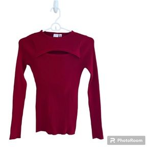🔴OhMG: Women’s size M, red stretchy long sleeve shirt with cut out, preowned.